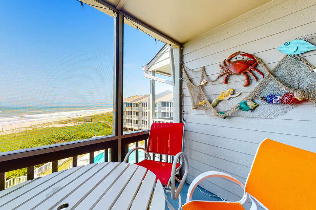Third-Floor, Oceanfront Condo with Excellent View, Balconies, WiFi & Shared Pool