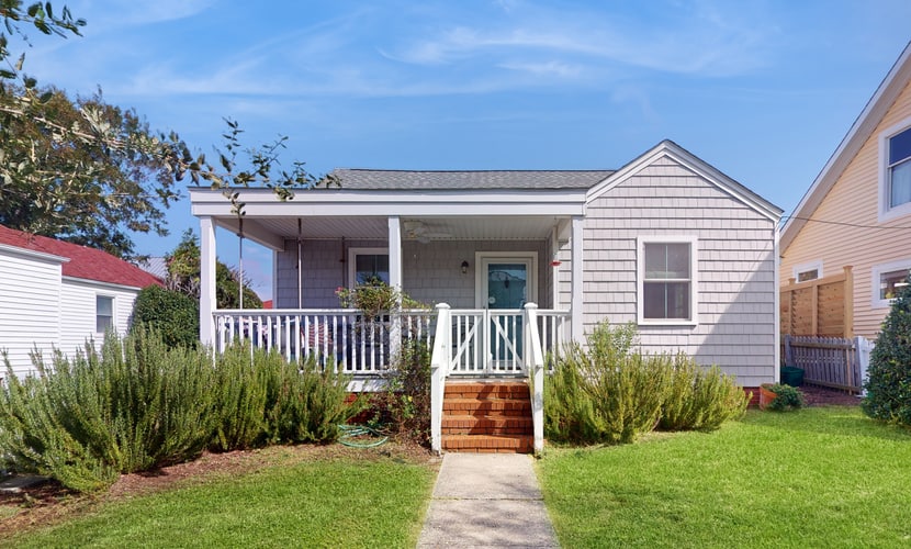 Dog-friendly cottage across from the water in a walkable neighborhood