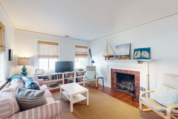 Dog-friendly cottage across from the water in a walkable neighborhood