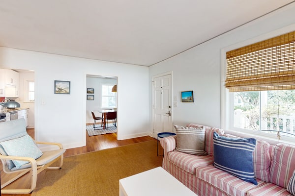 Dog-friendly cottage across from the water in a walkable neighborhood