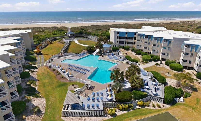 Third-floor courtyard condo with balcony, WiFi, pools, hot tub & putt-putt