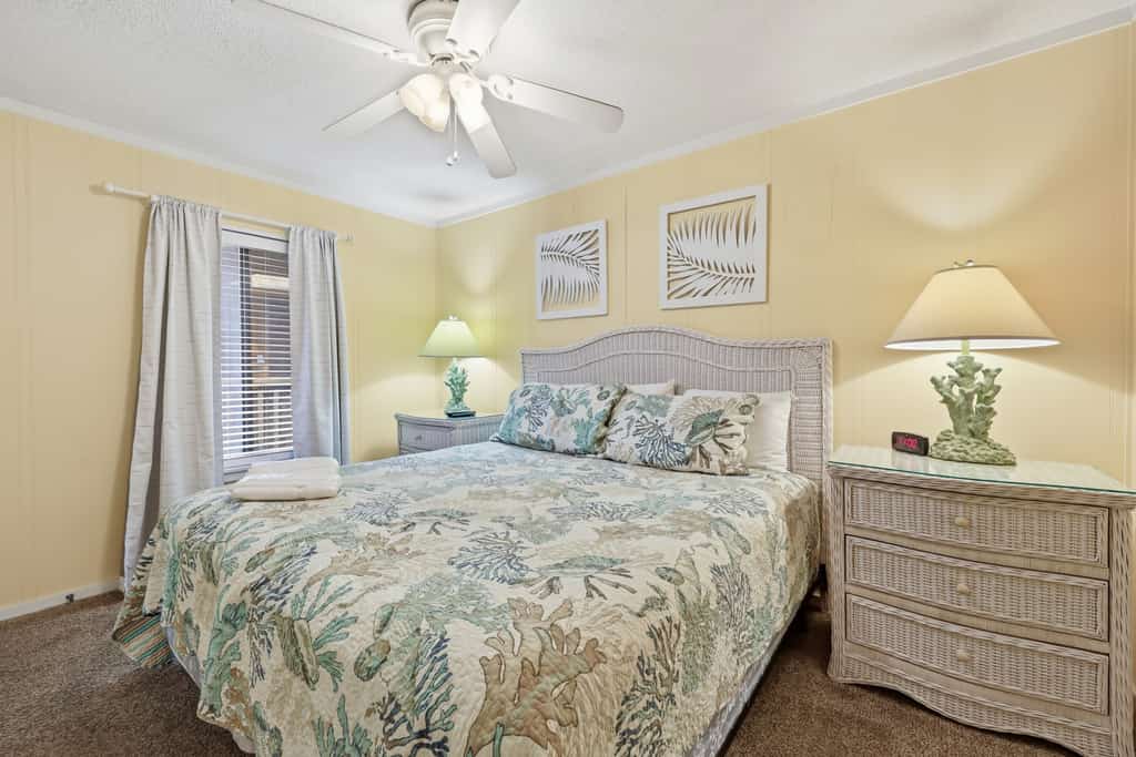 Third-floor courtyard condo with balcony, WiFi, pools, hot tub & putt-putt