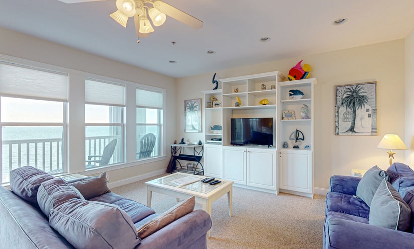 Charming Beach Condo with Sound Views, Full Kitchen, and WIFI