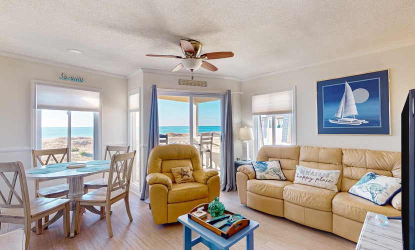 Beachfront Oasis with Shared indoor and outdoor Pool Full Kitchen and WIFI