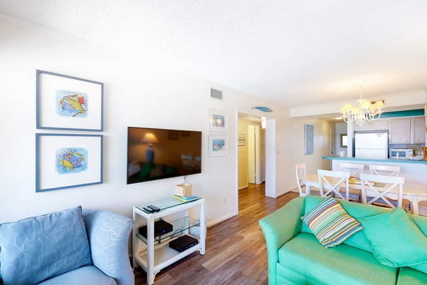 Second Floor Home with Excellent Ocean, Beach, and Shared Pool Views + Fast WiFi