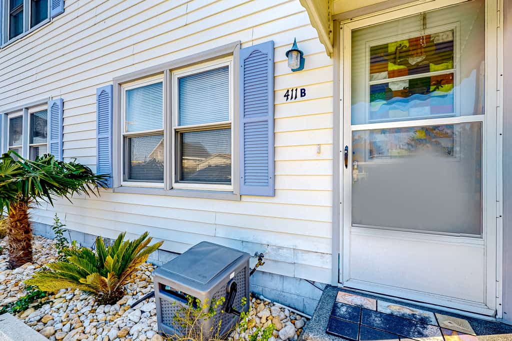 Crystal Coast Charmer: Dog-friendly, walk to the beach!