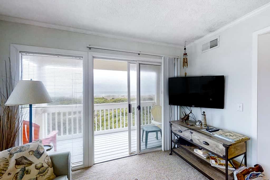 Oceanfront, 2nd-Floor Condo with Balcony, WiFi & Shared Pools/Hot Tub/Tennis