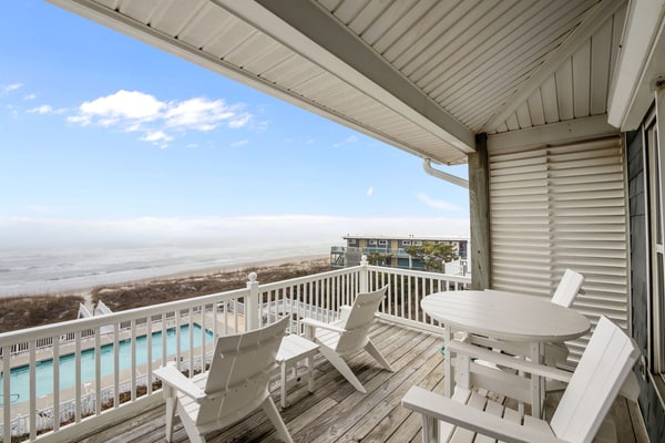 3rd floor oceanfront condo with balcony, washer/dryer, WiFi & shared pool