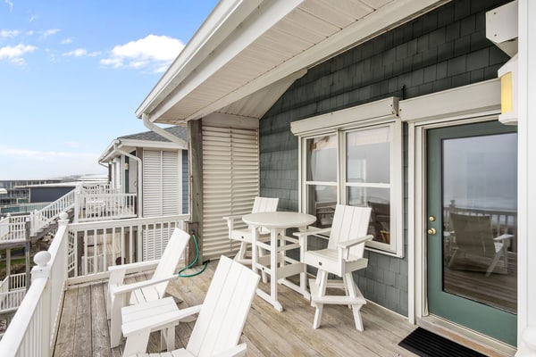 3rd floor oceanfront condo with balcony, washer/dryer, WiFi & shared pool