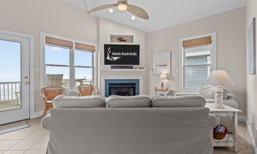 3rd floor oceanfront condo with balcony, washer/dryer, WiFi & shared pool