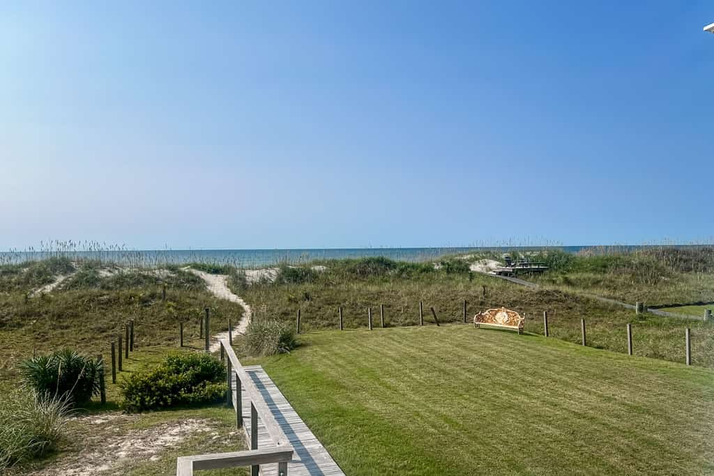 Kellum Cottage: Spacious oceanfront home, large deck, beach access