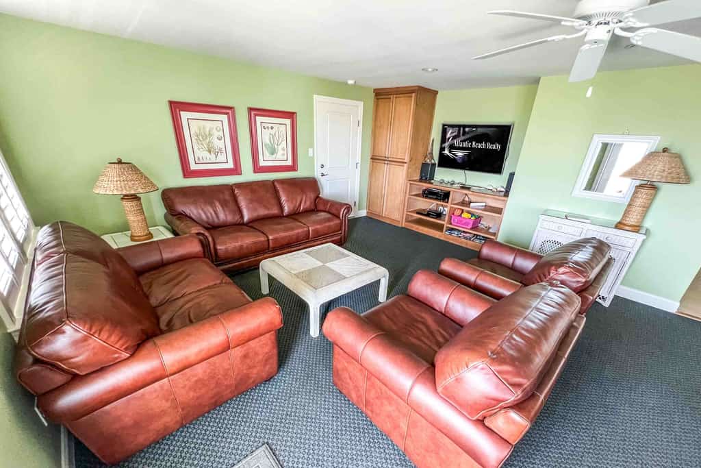 Kellum Cottage: Spacious oceanfront home, large deck, beach access
