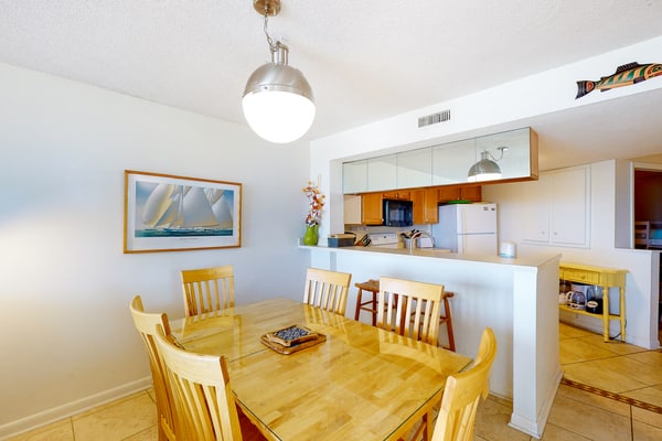 Oceanfront, 2nd-Floor Condo with Balcony, Ocean View & Shared Hot Tub/Pools