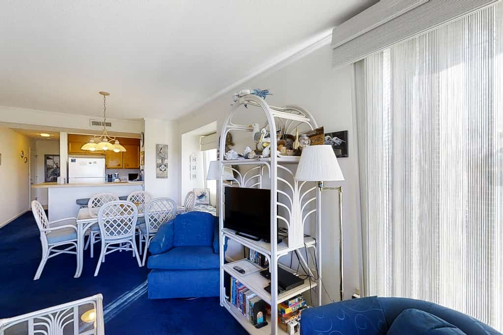 2nd-Floor Condo with Great View of Tennis Courts & Pool & Shared Pools