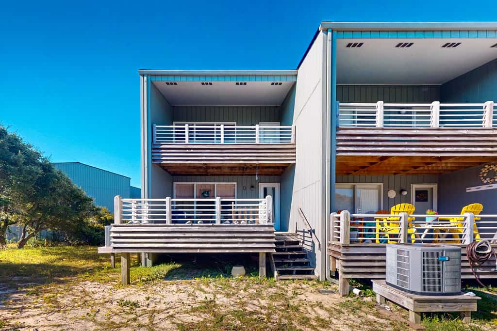 Coastal condo with shared pool and close to beach access