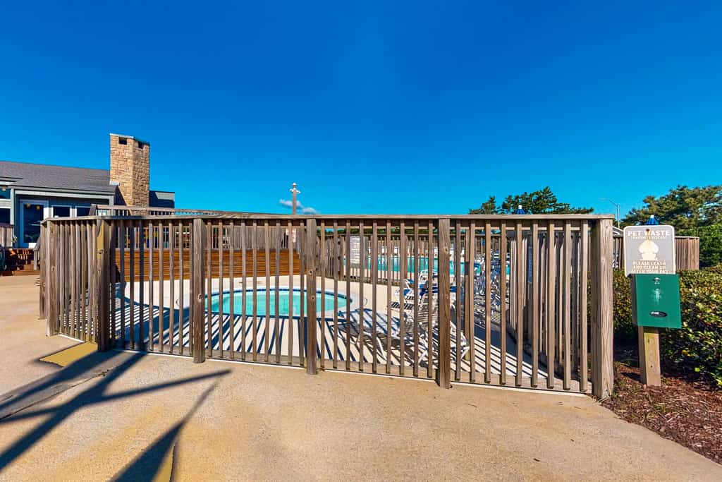 Coastal condo with shared pool and close to beach access