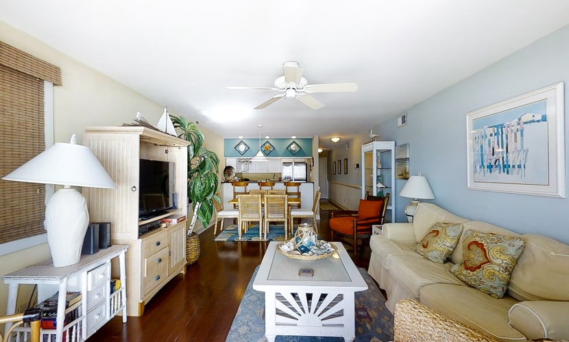 Beautiful 2nd-Floor Condo Overlooking Beach w/Free WiFi, Balcony, Full Kitchen
