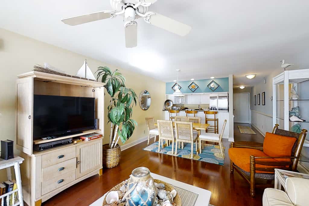 Beautiful 2nd-Floor Condo Overlooking Beach w/Free WiFi, Balcony, Full Kitchen