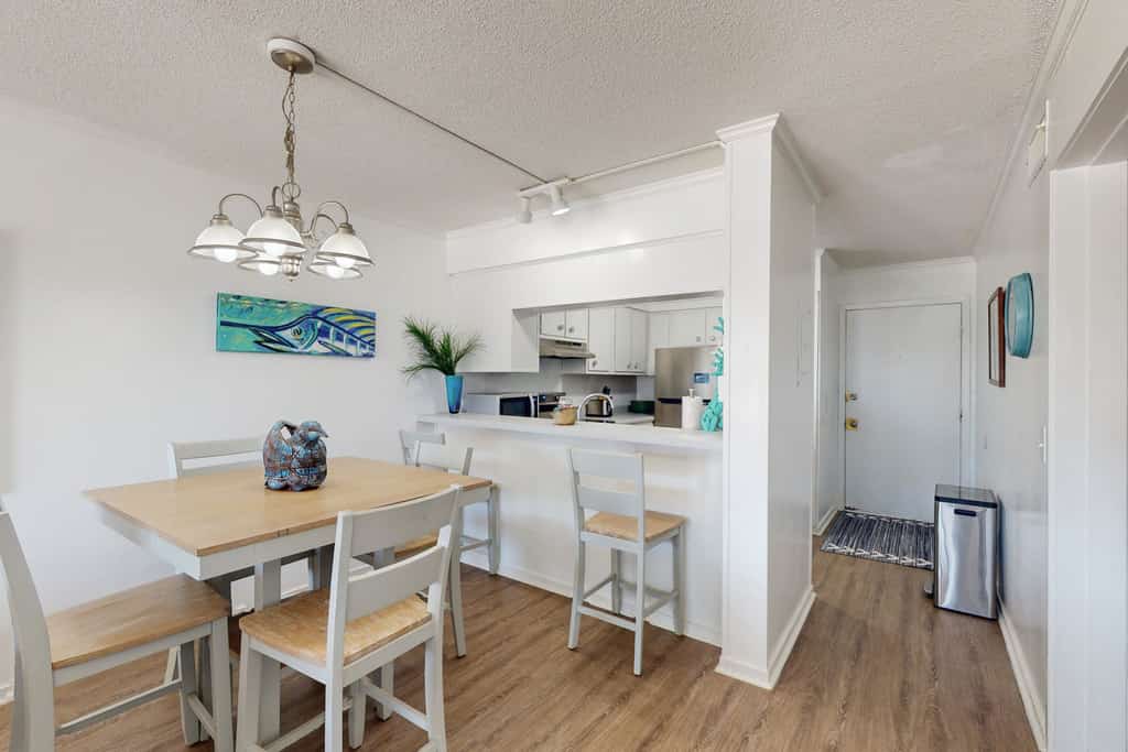 Community amenities, fully equipped kitchen, entertainment options