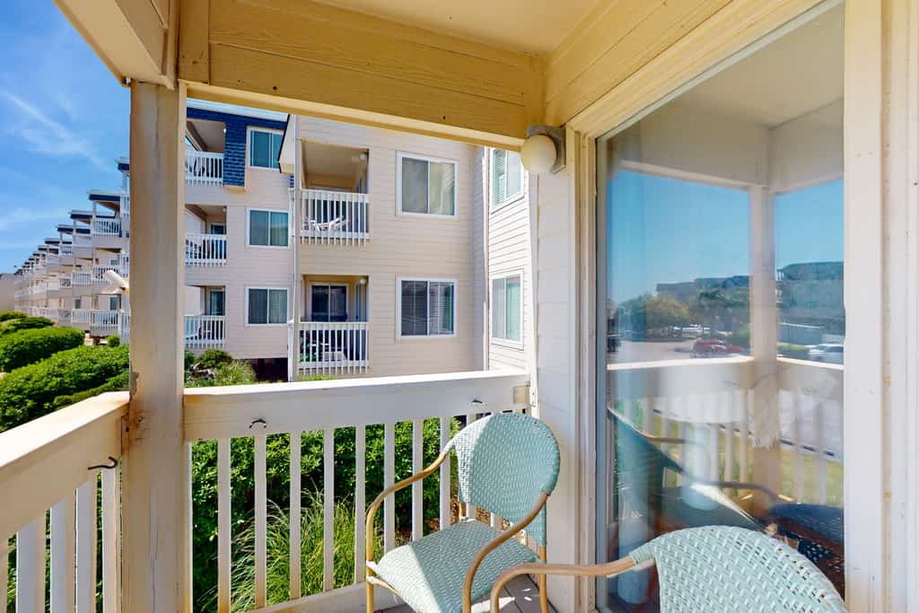 Community amenities, fully equipped kitchen, entertainment options