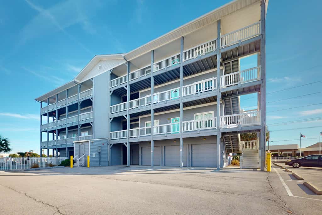 Pelican Point: Ocean View condo with Amazing Views and Pool
