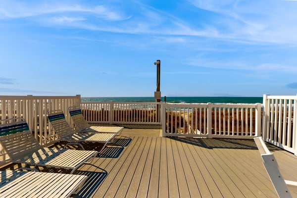 Charming beach condo with seasonal pool & washer/dryer - steps from the ocean