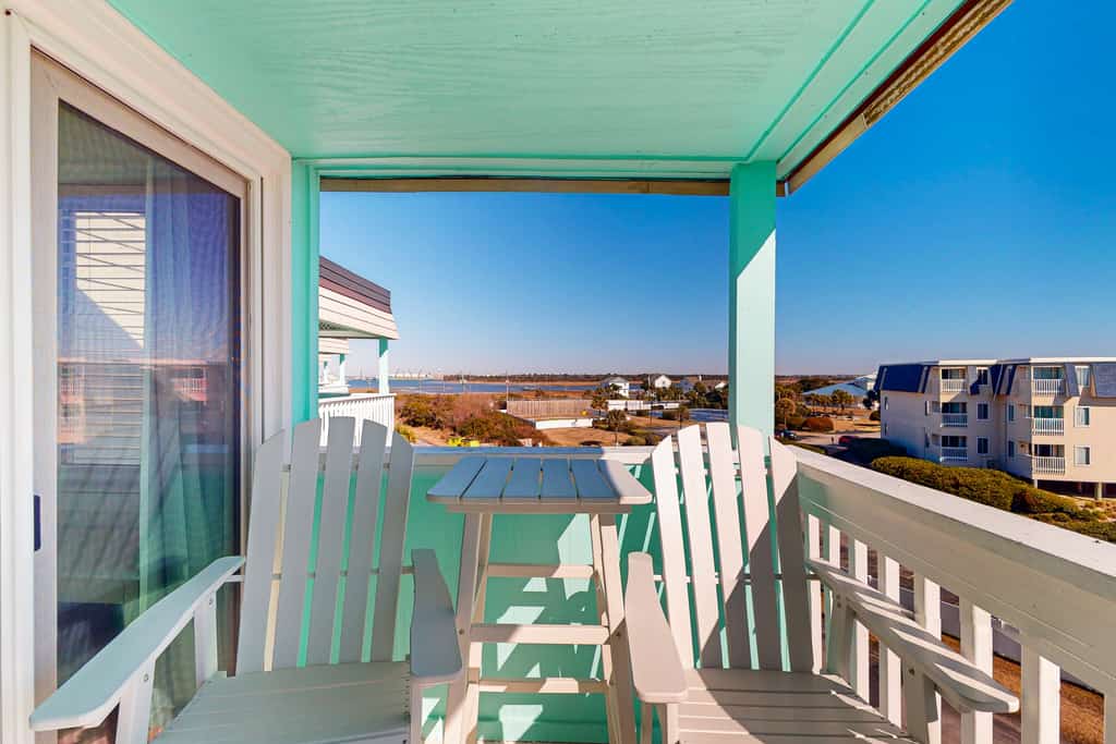 Condo with on-site beach access, pools, grill/picnic areas, & private balcony
