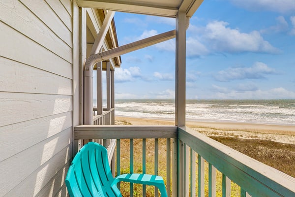 3rd-Floor Condo in Direct Oceanfront Location with Panoramic Views & Free WiFi