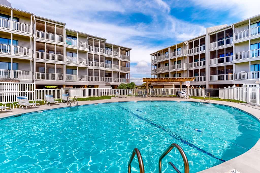 3rd-Floor Condo in Direct Oceanfront Location with Panoramic Views & Free WiFi