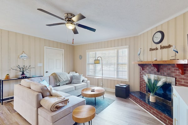 Ocean Breeze: Coastal home with patio, close to beach and local attractions