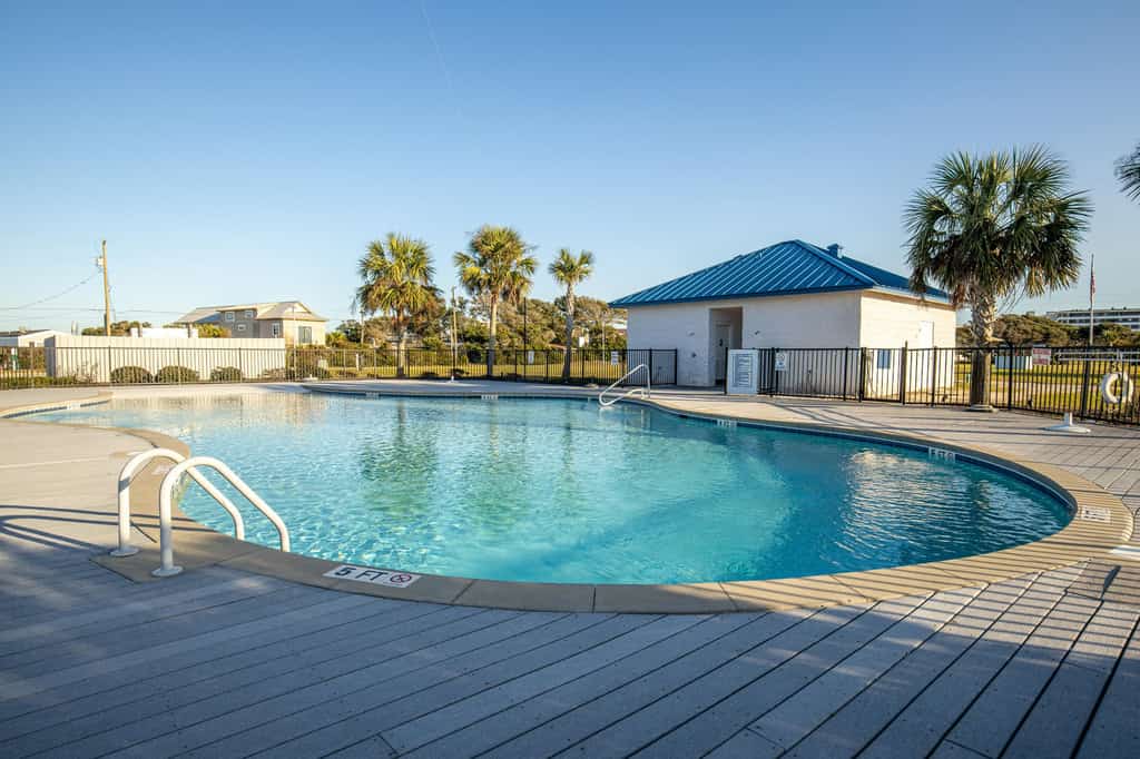 Waterfront condo with shared pool, gym & game room, close to everything
