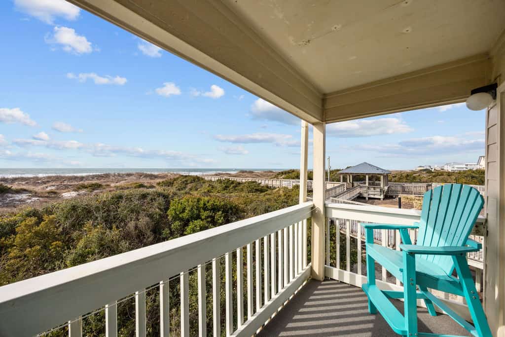 Redecorated, Oceanfront, Corner Condo with Balcony & Shared Hot Tub/Pools