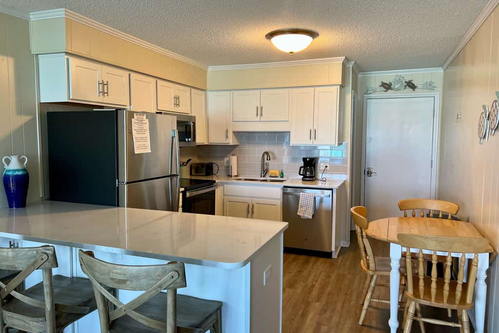 Third-Floor Condo Overlooking the Courtyard w/Ocean Views, Shared Outdoor Pool
