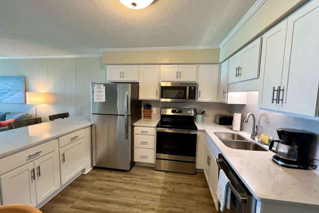 Third-Floor Condo Overlooking the Courtyard w/Ocean Views, Shared Outdoor Pool