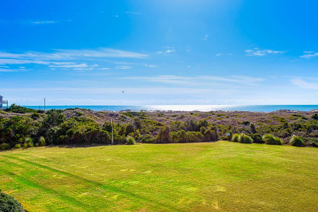 Completely Renovated, Oceanfront Condo with WiFi, HDTVs & Shared Pools/Hot Tub