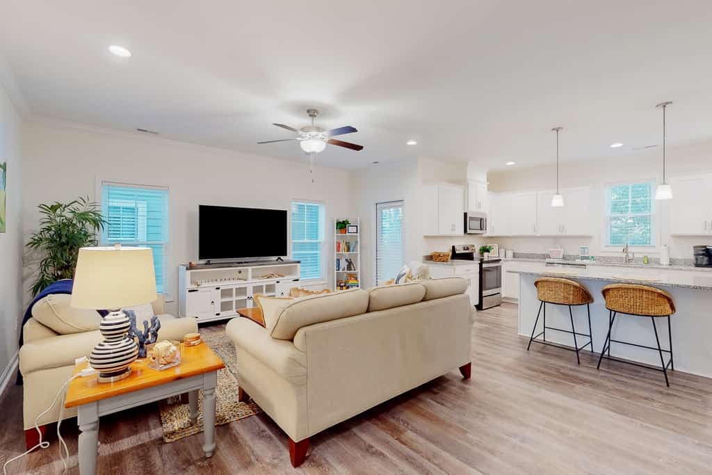 The Gough Coast; 3BR with seasonal pool access & community dock
