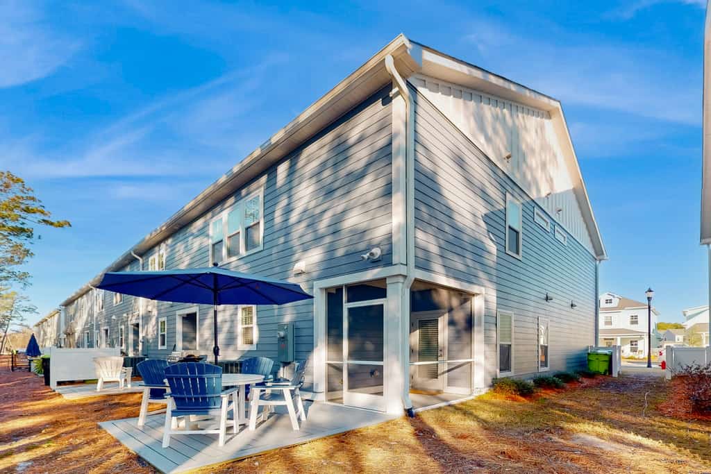 The Gough Coast; 3BR with seasonal pool access & community dock