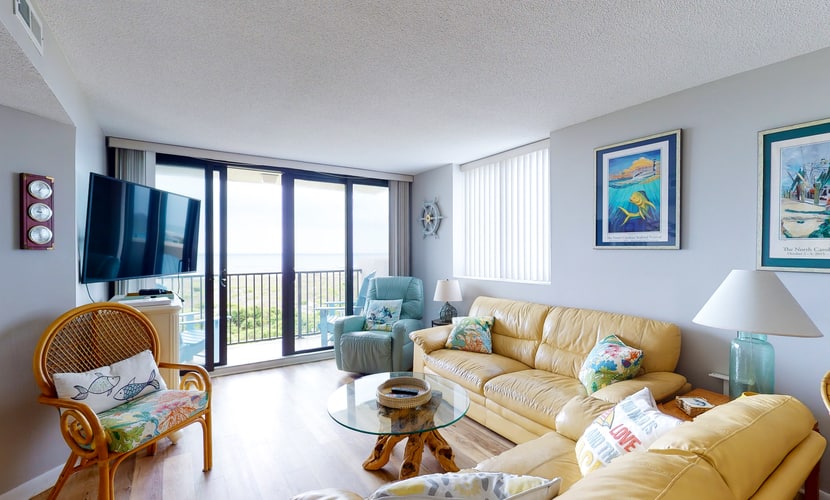 4th-Floor oceanfront condo with amazing view, WiFi & shared pools/hot tub/gym