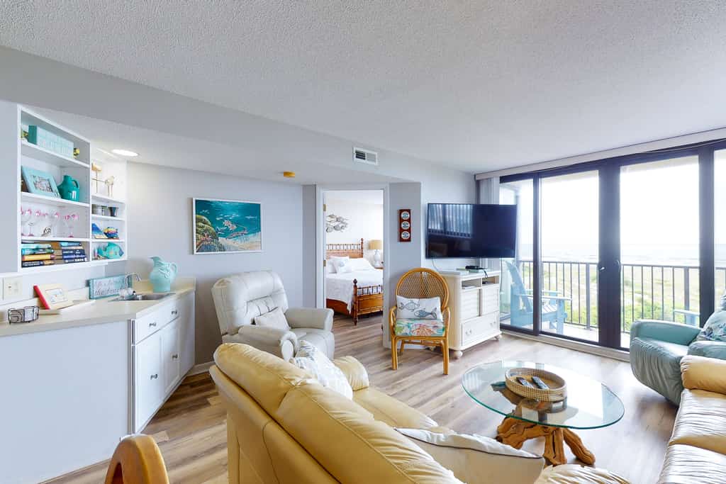 4th-Floor oceanfront condo with amazing view, WiFi & shared pools/hot tub/gym