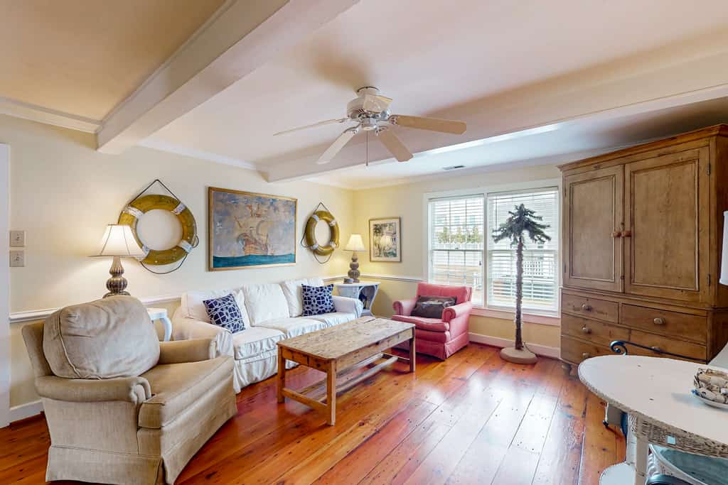 Historic dog-friendly home with Central AC, Gas Grill and Cozy Patio