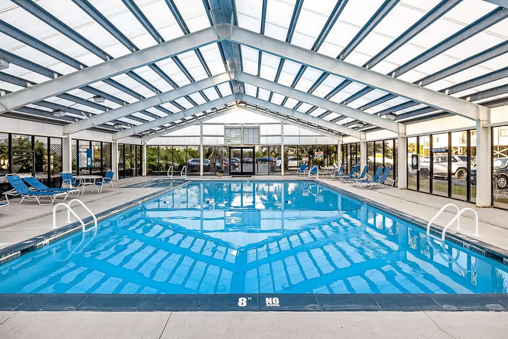 2nd-floor condo with beach access, in/outdoor pools, hot tub, sports courts, AC
