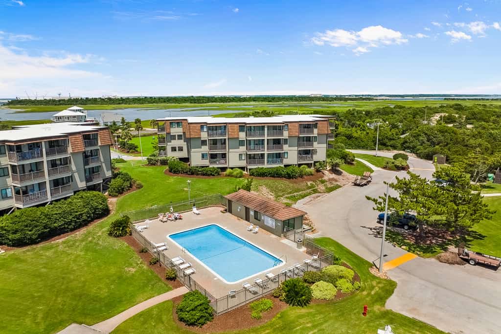Remodeled condo with pool, WiFi, W/D & AC - next to state park