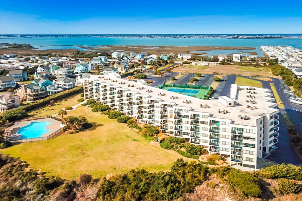 Stunning first floor condo with shared pool and tennis courts | beach access