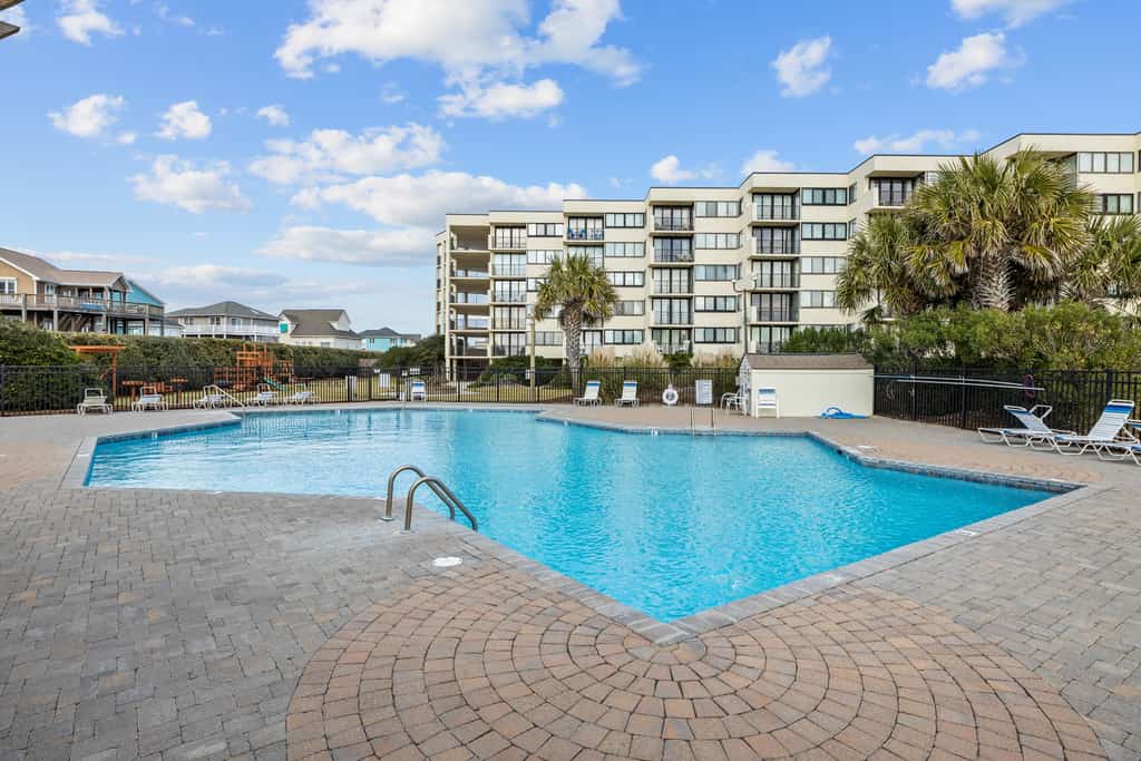 Stunning first floor condo with shared pool and tennis courts | beach access