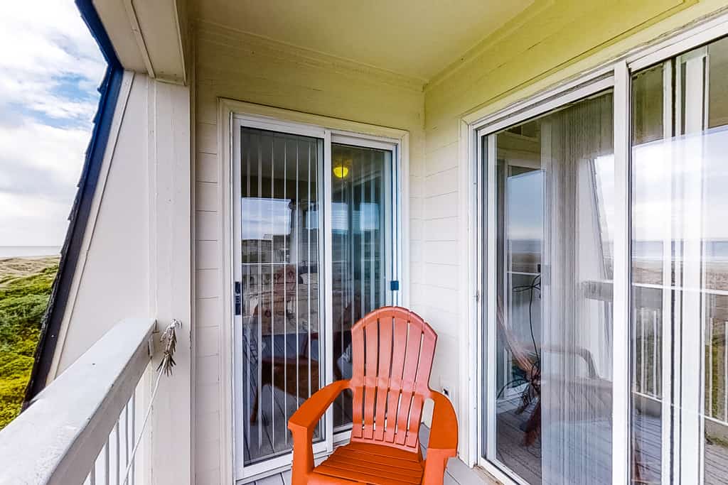 3rd-Floor Home in Oceanfront Complex w/Shared Pool & Hot Tub, Balcony, WiFi