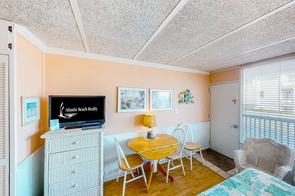 Shorely Suite #204: Waterfront suite, pool, beach access