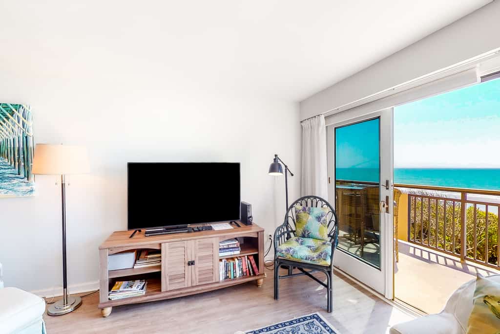 Beautiful 3rd-Floor Oceanfront Condow/Private Balcony & Shared Outdoor Pool