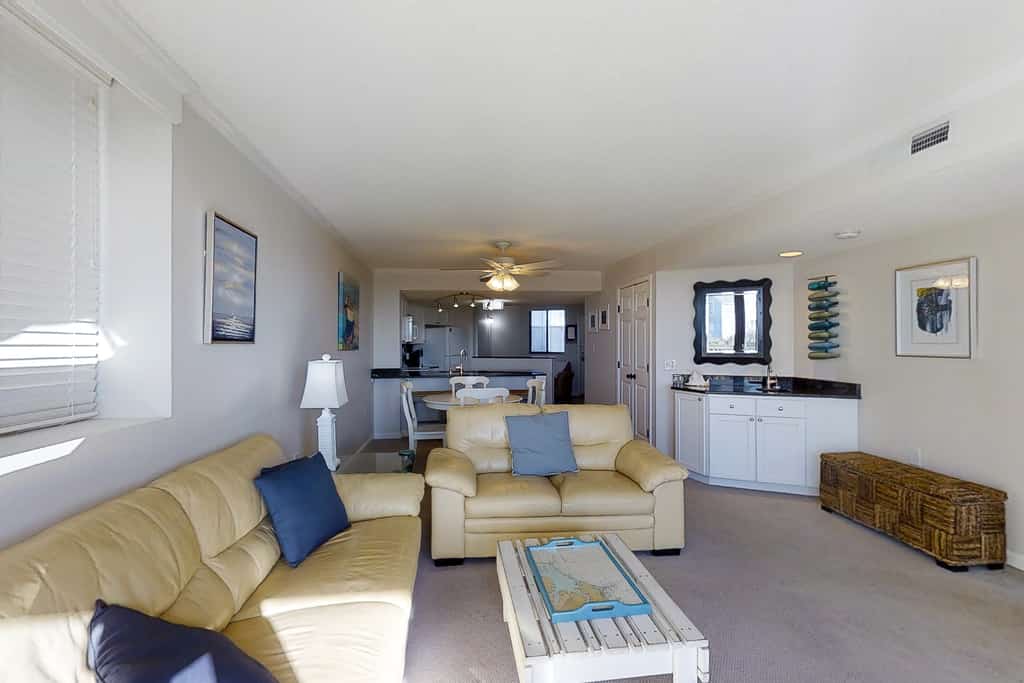 Wonderful condo with private washer/dryer, balcony, and pool/tennis