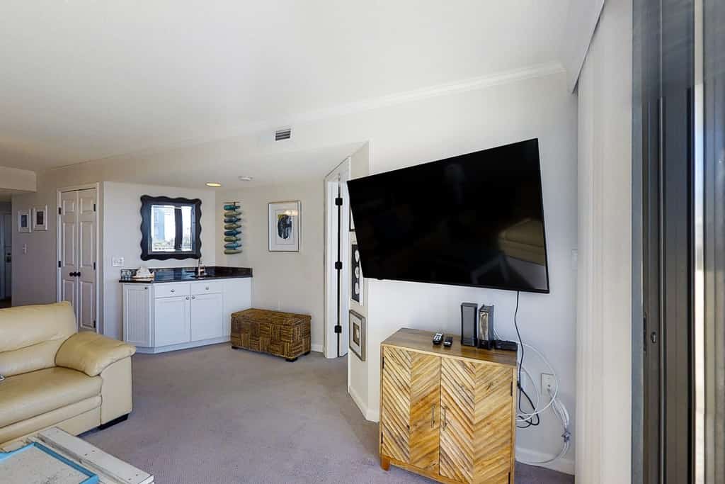Wonderful condo with private washer/dryer, balcony, and pool/tennis