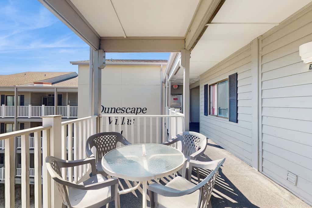 Third Floor, Oceanfront Condo with Excellent View, Shared Outdoor Pool & Grills